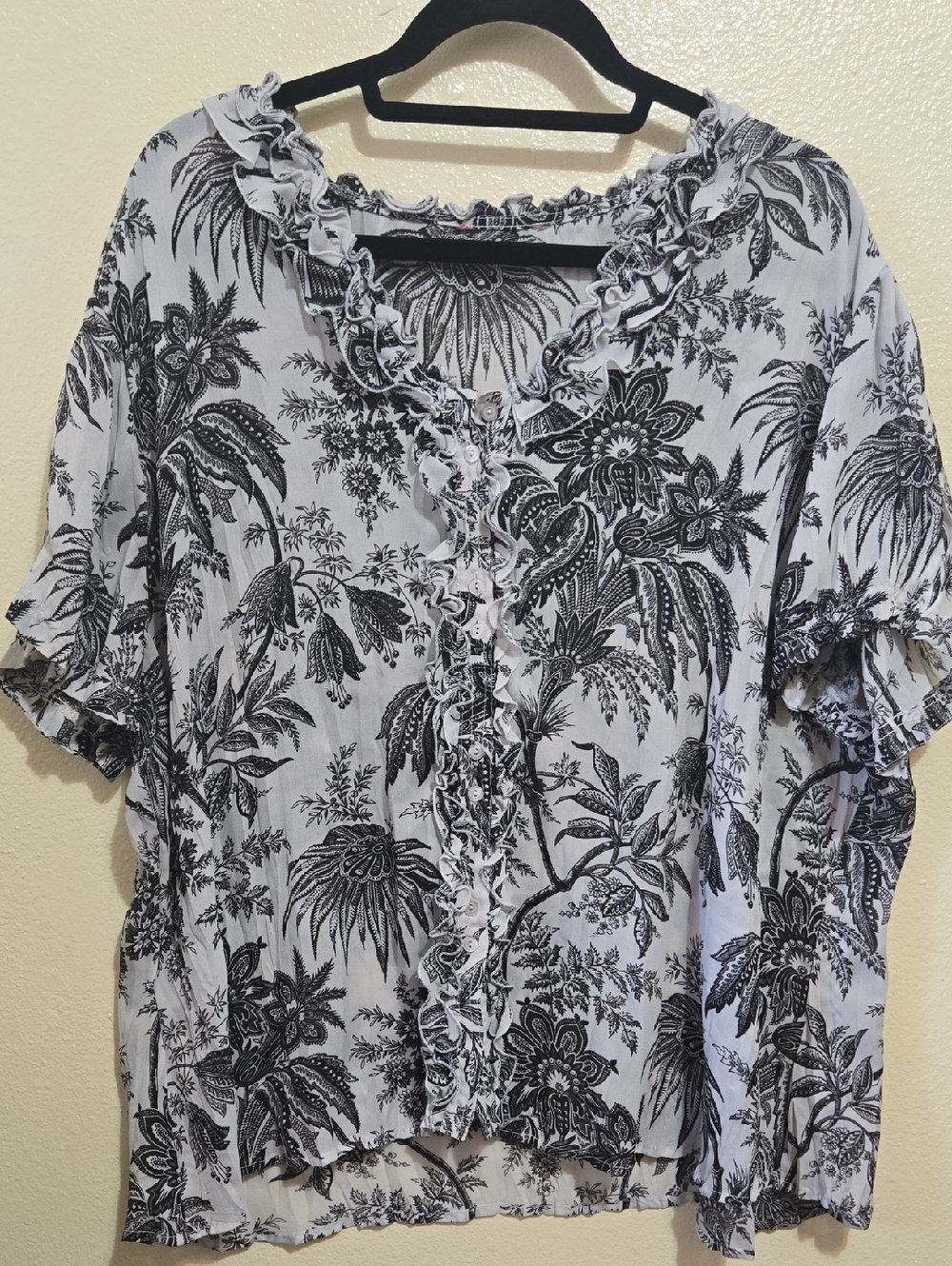 3X Women's Black & White Floral Ruffle V-Neck Blouse